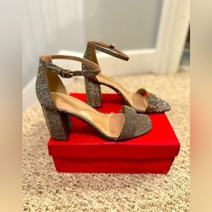 Kelly & Katie gold-silver evening glitter sandal size 8.5